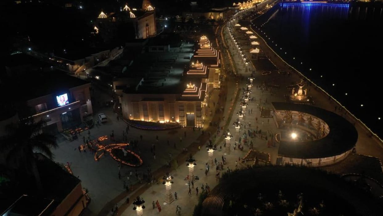 Shri Mahakal Lok Ujjain One lakh 11 thousand diyas lit up Mahakal Lok on Diwali see the beauty in pictures