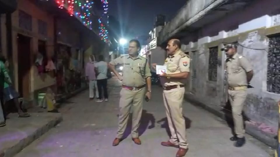 Stone pelting and firing between two groups in Lucknow