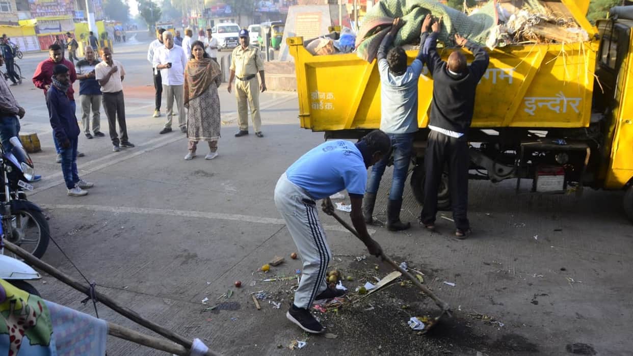 garbage spread in Indore was cleared in a few hours on the night of Diwali this specialty the city is number 1