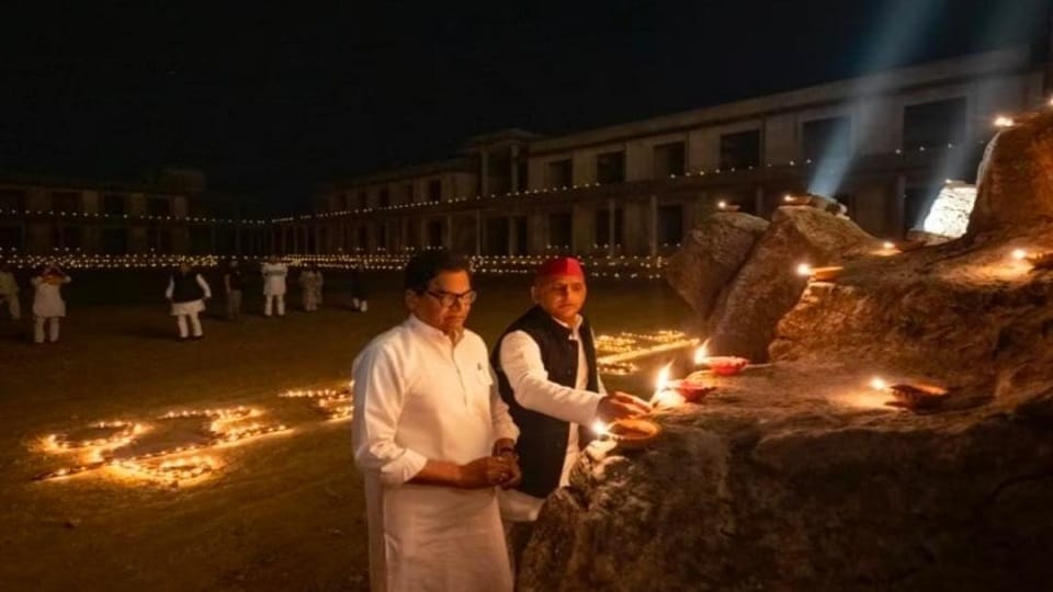On the festival of Deepawali Akhilesh Yadav reached tomb of his father Mulayam Singh Yadav paid tribute by lig