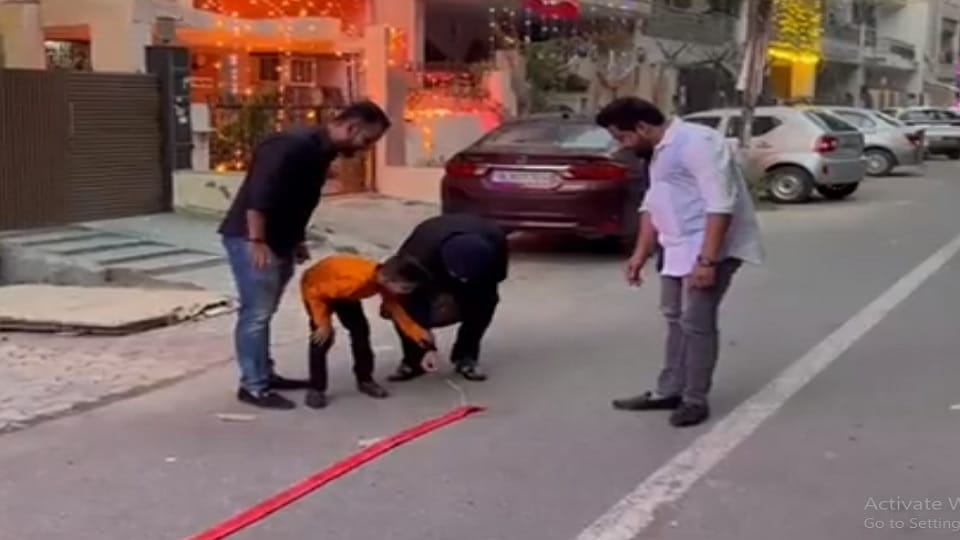 bjp leader tajinder pal singh bagga burst firecrackers despite of ban in delhi