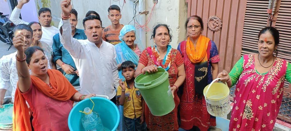 People of Rajpura demonstrated against Jal Sansthan with empty bucket