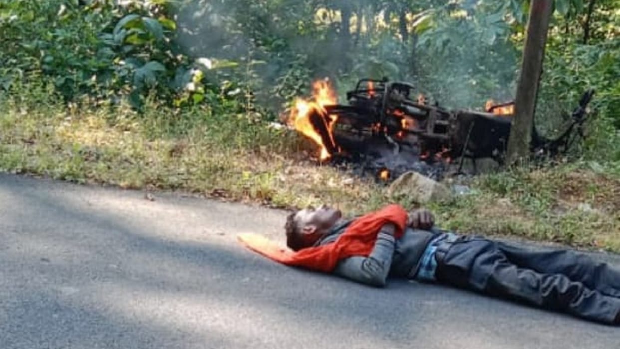 bike got burnt after colliding with pole, two injured in korba