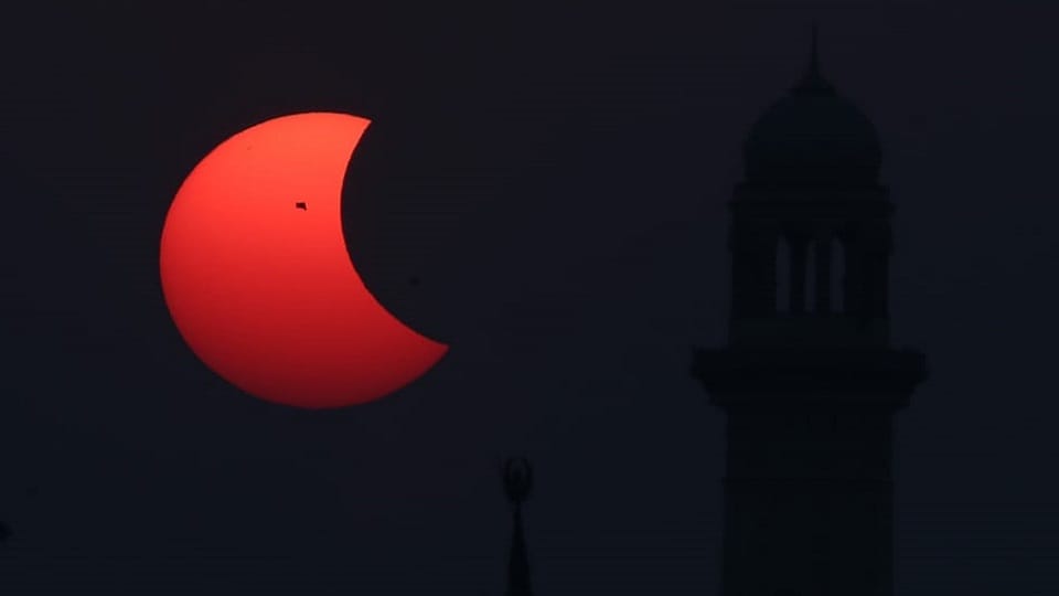 People reached the Gomti coast to see the partial solar eclipse in lucknow