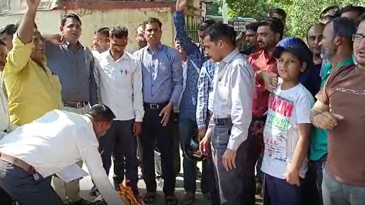 Sikar Urdu parateachers burnt copies of the permanent notification of Gehlot Government