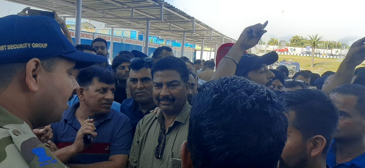 CISF jawans assaulted taxi driver at Jolly Grant airport Uttarakhand news in hindi