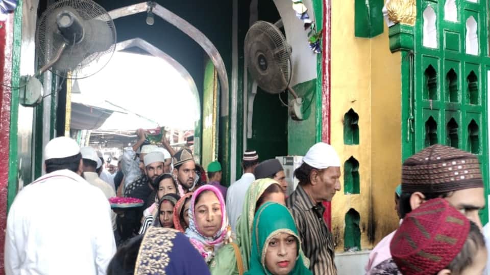 Diwali 2022: Heavy crowd of jairin in Piran Kaliyar for diwali celebration photos