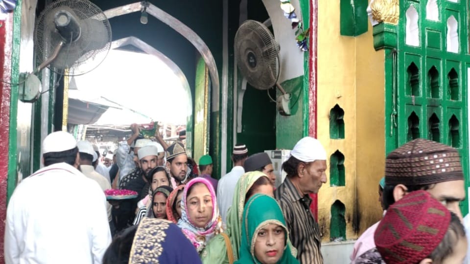 Diwali 2022: Heavy crowd of jairin in Piran Kaliyar for diwali celebration photos
