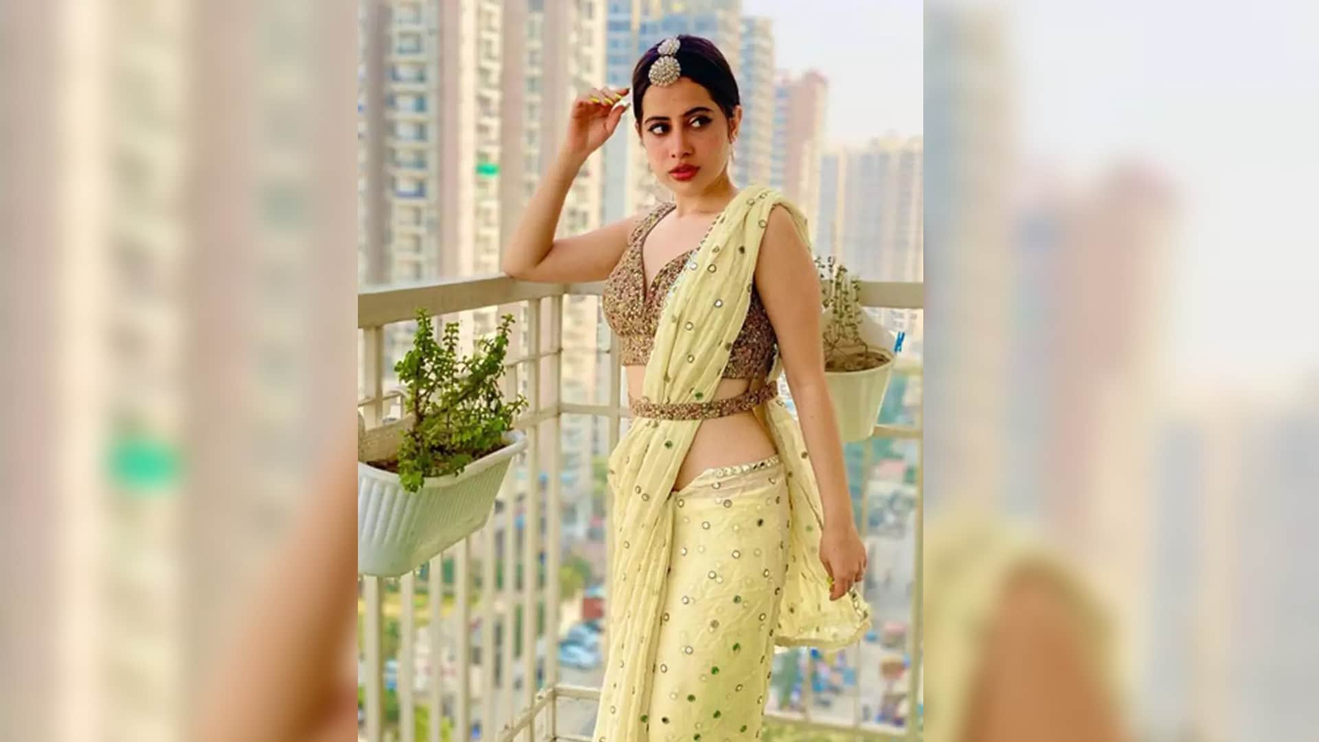 Urfi Javed Give money and Sweets to a woman video goes viral on social media