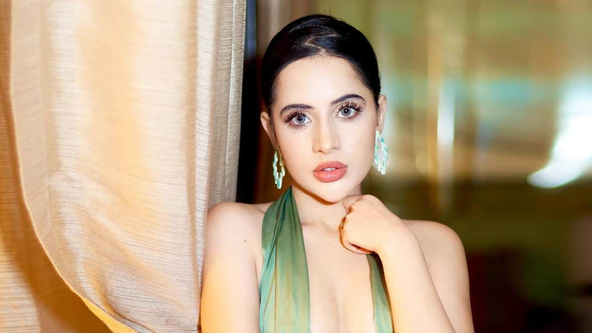 Urfi Javed Give money and Sweets to a woman video goes viral on social media