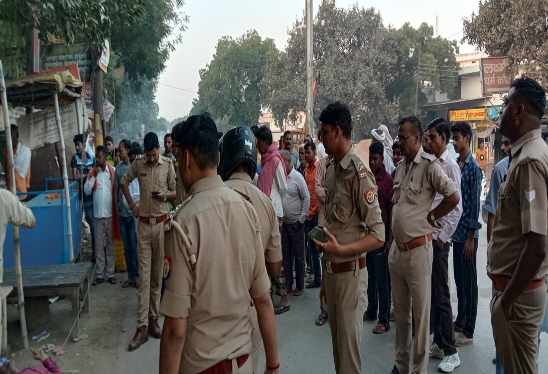 school bus cundocter dies after being hit High tension wire breaks and falls on road in varanasi