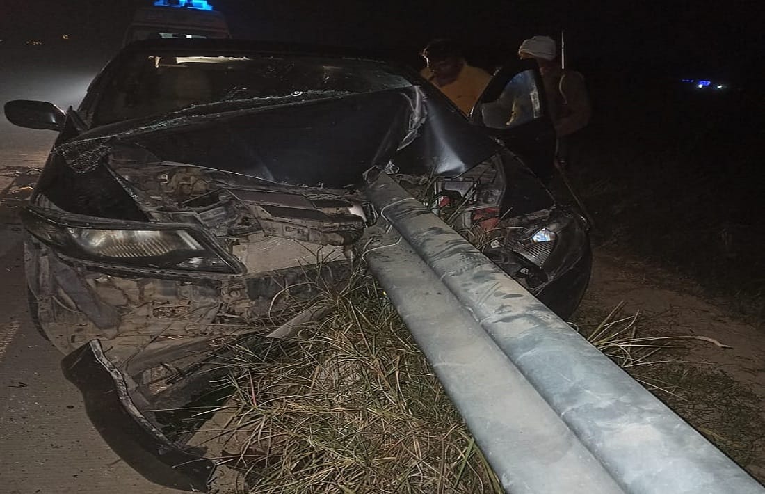 Road accident in varanasi Iron angle across chest of youth riding car his brother life saved