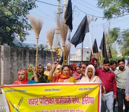 The people of the city are suffering due to the strike of the cleaning workers