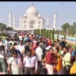 ताज पर उमड़ी पर्यटकों की भीड़