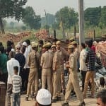 जांच करती पुलिस।