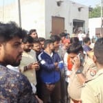 हंगामा करते बजरंग दल के कार्यकर्ता।