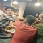 व्यापारियों से मारपीट करते लोग।