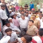 जाम लगाते पीड़ित परिजन।