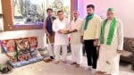 शामली में कुडाना रोड पर शहीद अमित कोरी के परिजनों को दीपावली पर गुड़ भेंट करते किसान यूनियन के अध?