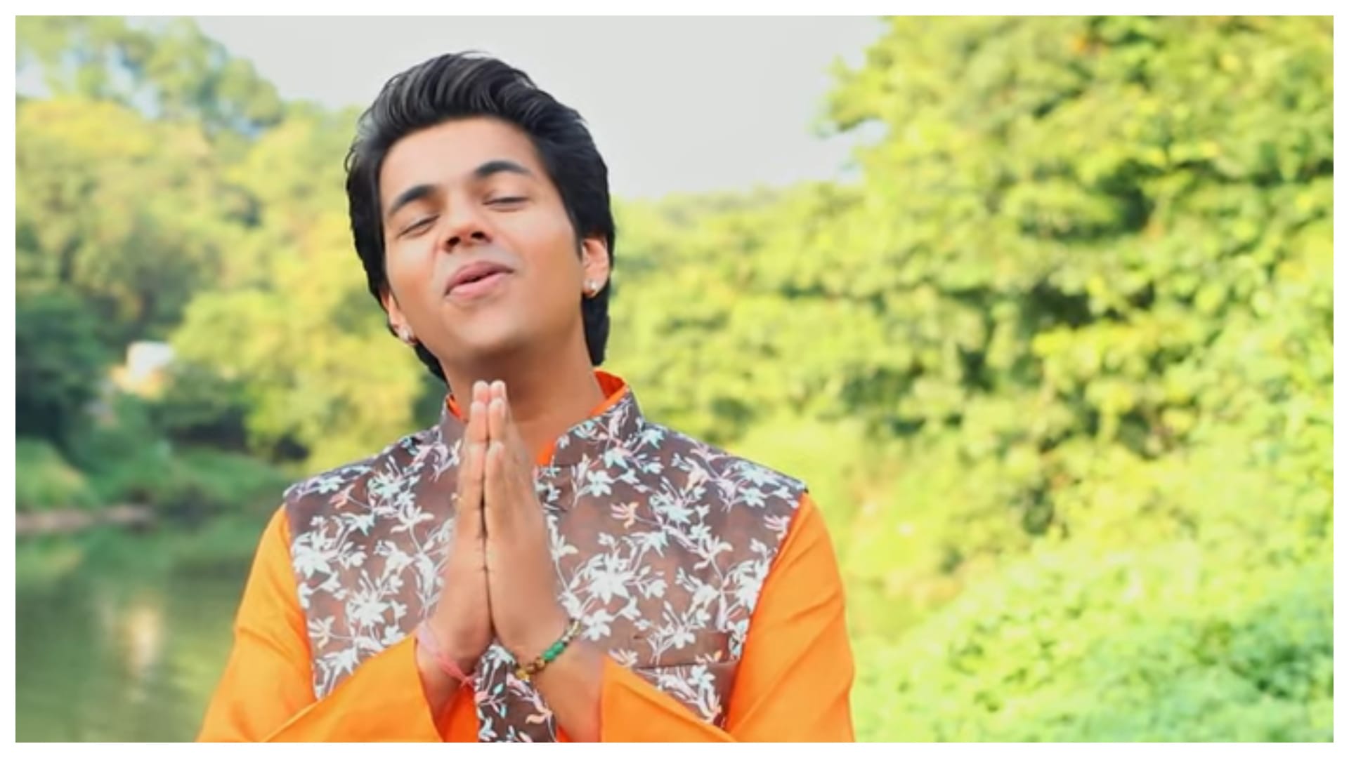 Bhojpuri actress Akshara Singh singer Ayush Anand Chhath Song Sun Li Arajiya Hey Dinanath is out