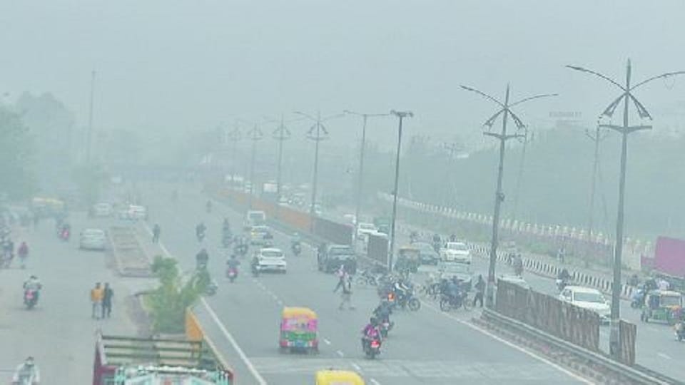 wind did not suffocate after Diwali mercury and strong winds blew pollution agra