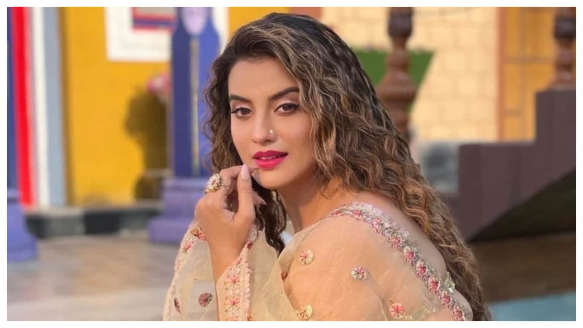 bhojpuri actress akshara singh angry on man for shower money on her in program video viral