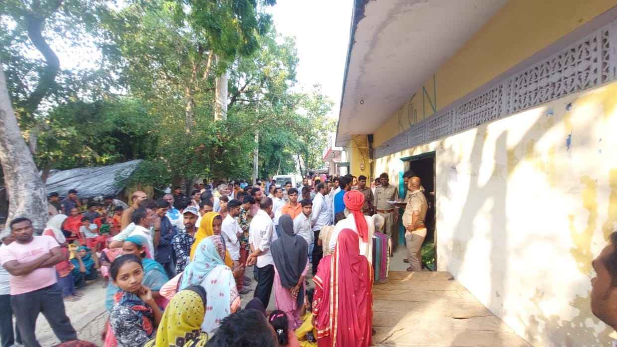 A dead body of a woman found hanging from a fan in devapur gaon in Bikapur Ayodhya.