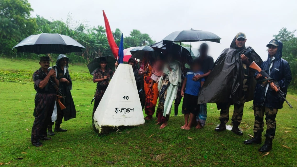 BSF handed over five Bangladeshis arrested on the border to BGB