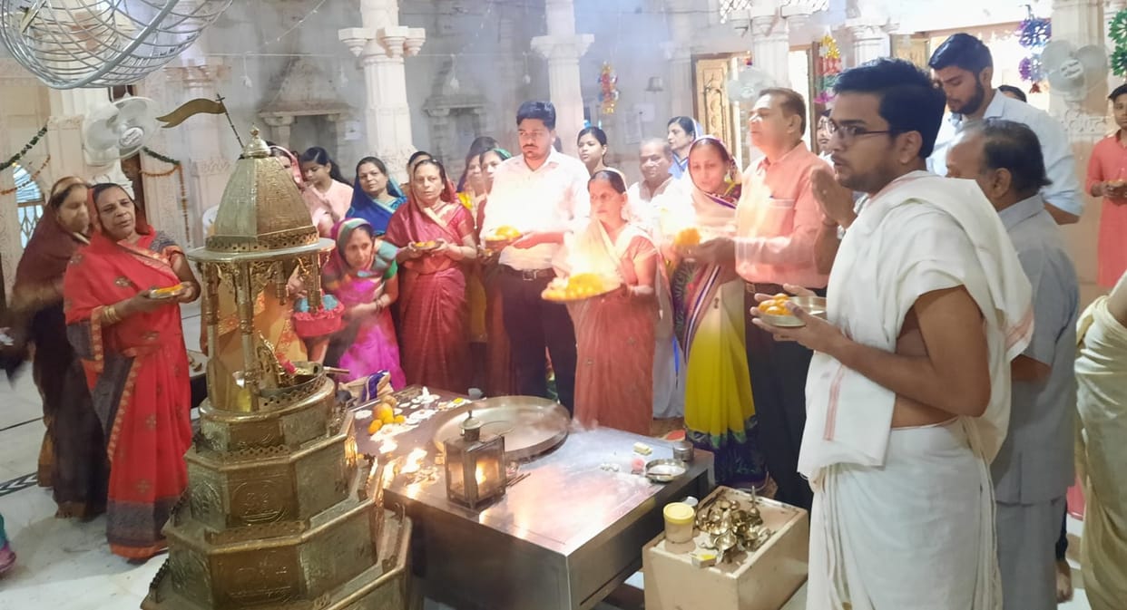 Offering Nirvana Laddu to Lord Mahavir Swami