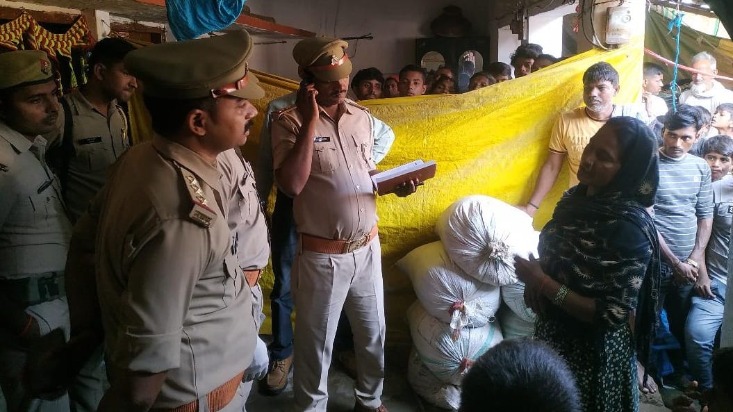 Dead body of husband and wife found hanging from the noose