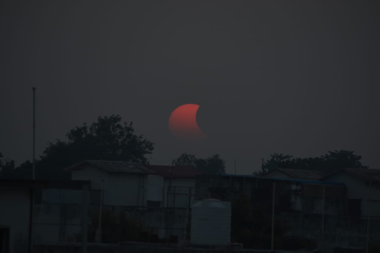 photos Surya grahan 2022 People of Varanasi witnessed the last solar eclipse of the year amazing pictures