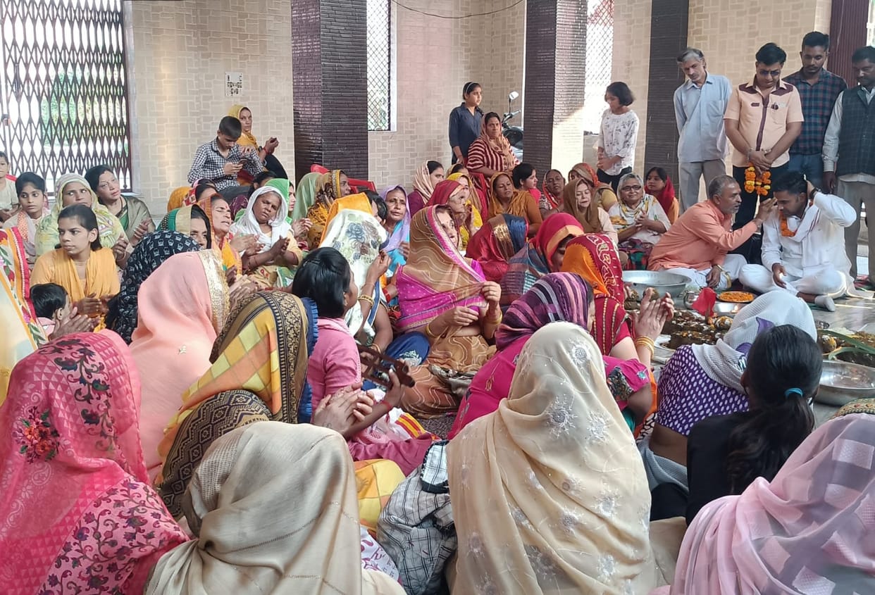 Huge Govardhan made of flowers, became the center of attraction