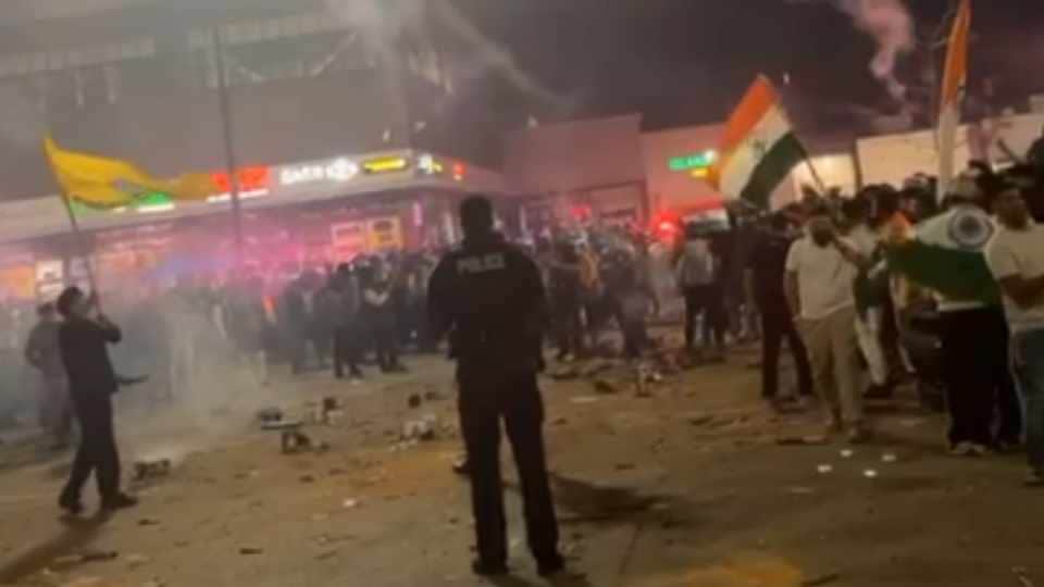 Canada Indian Flags Insulted by Khalistani Supporters and India Lovers Face Face News in Hindi
