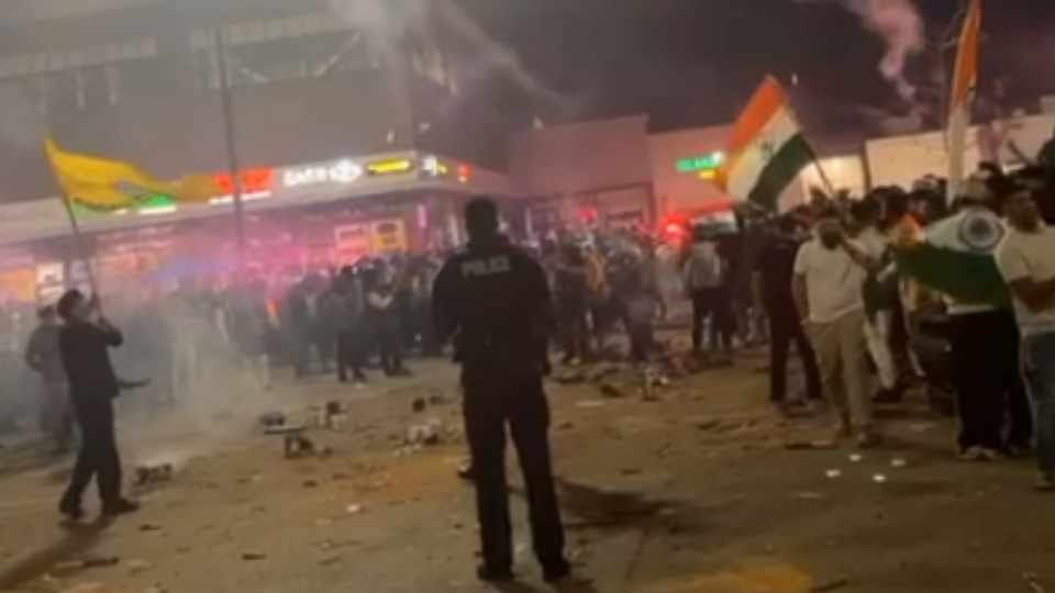 Canada Indian Flags Insulted by Khalistani Supporters and India Lovers Face Face News in Hindi
