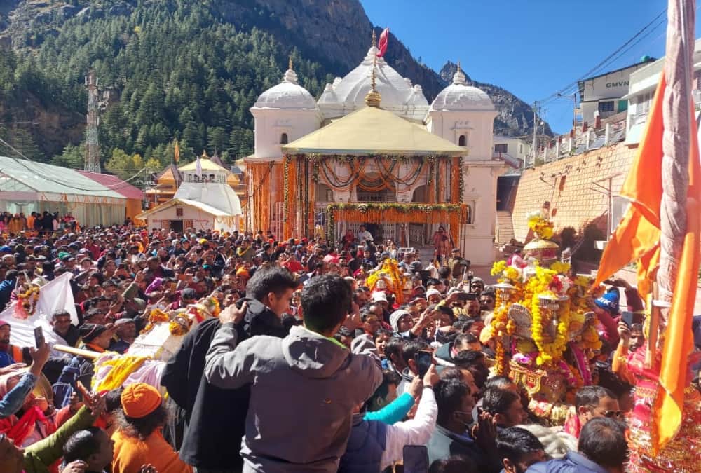 Char dham yatra 2022: Pilgrims Huge Crowd during Gangotri Dham Kapat Closed Today Photos