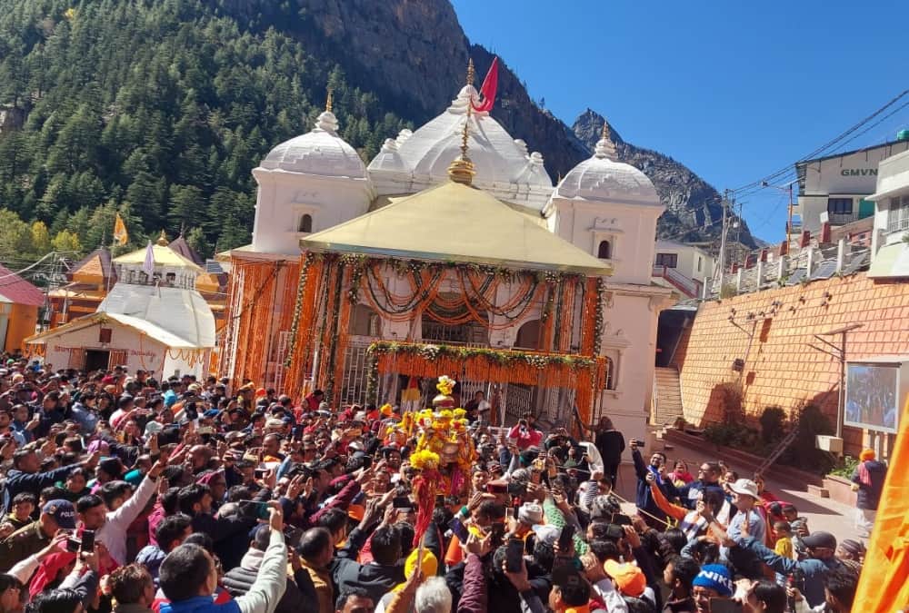 Char dham yatra 2022: Pilgrims Huge Crowd during Gangotri Dham Kapat Closed Today Photos