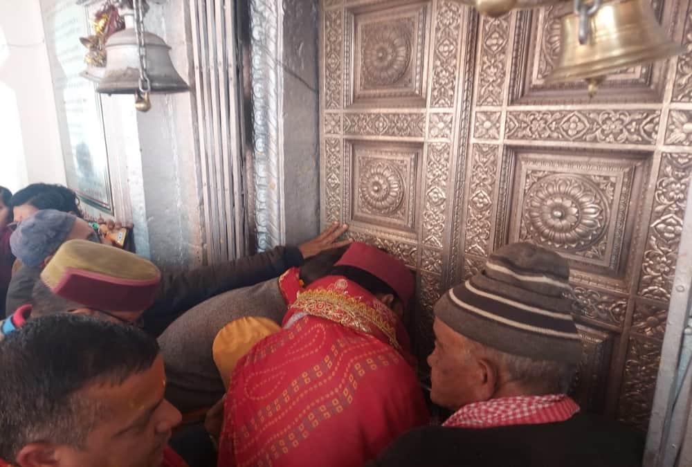 Char dham yatra 2022: Pilgrims Huge Crowd during Gangotri Dham Kapat Closed Today Photos