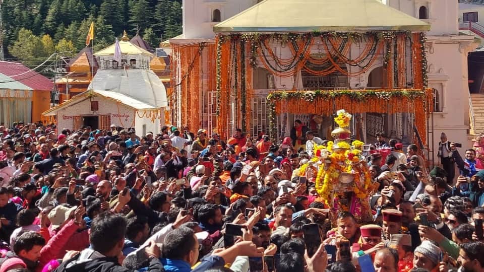 Char dham yatra 2022: Pilgrims Huge Crowd during Gangotri Dham Kapat Closed Today Photos