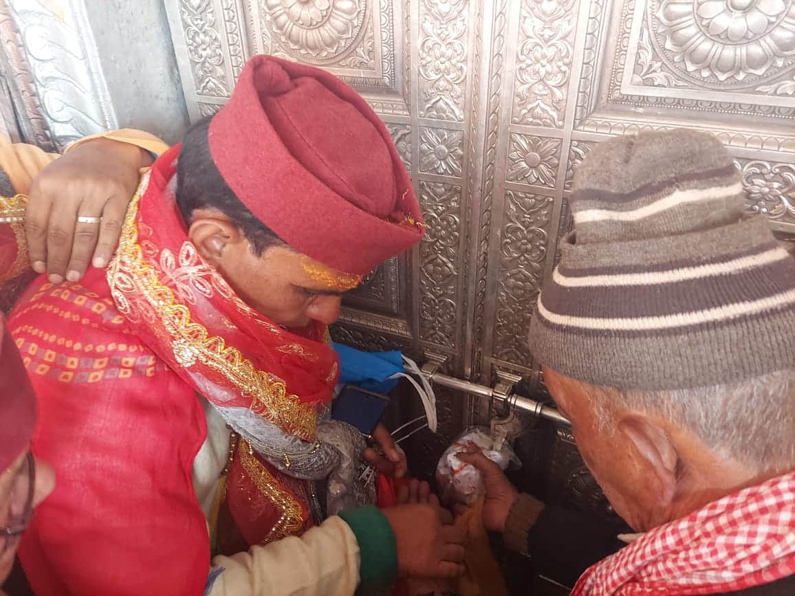 Char dham yatra 2022: Pilgrims Huge Crowd during Gangotri Dham Kapat Closed Today Photos