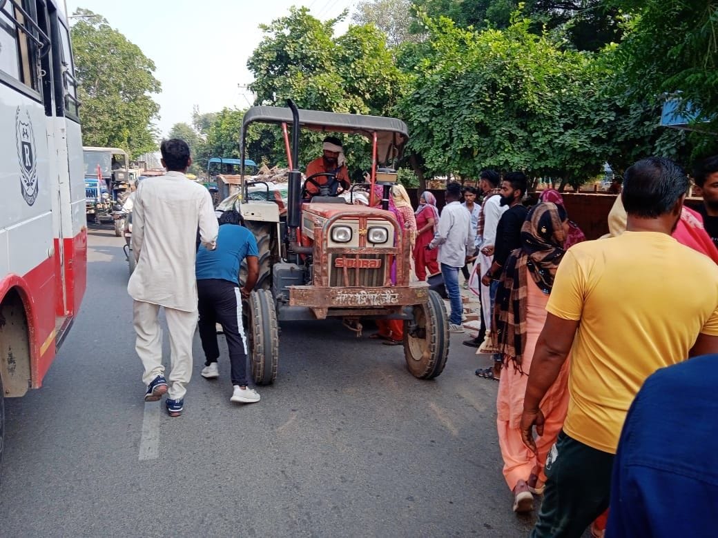 Clean workers protested against the administration to collect garbage with heavy police force