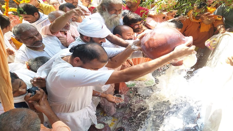 Govardhan Puja 2022 Govardhan Puja Is Being Performed In mathura Today See Images