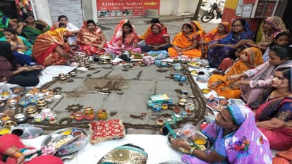 PHOTOS In Varanasi women worshiped by making cow dung Govardhan see photos