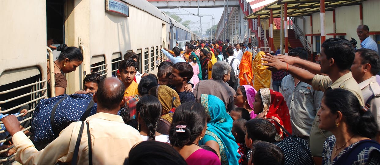 Hathras: Bhai Dooj will be celebrated today, sweets and balls sold
