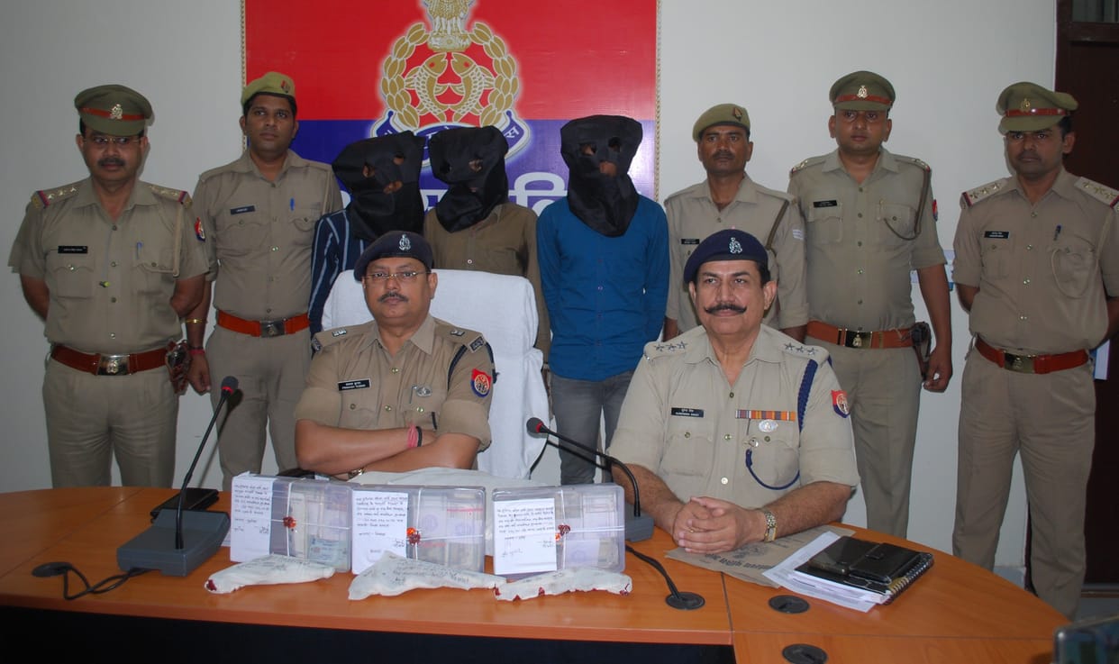 Hathras: Three vicious crooks arrested in the robbery from the manager of the petrol pump