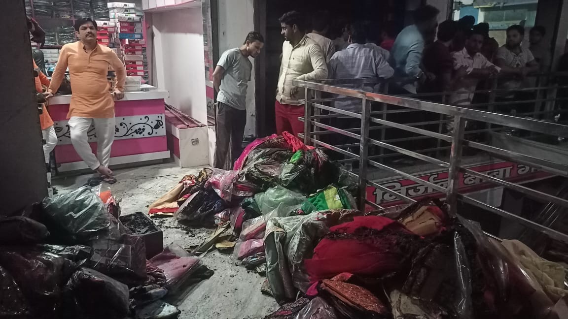 Massive fire at Sari Center in Kannauj, loss of more than 15 lakhs
