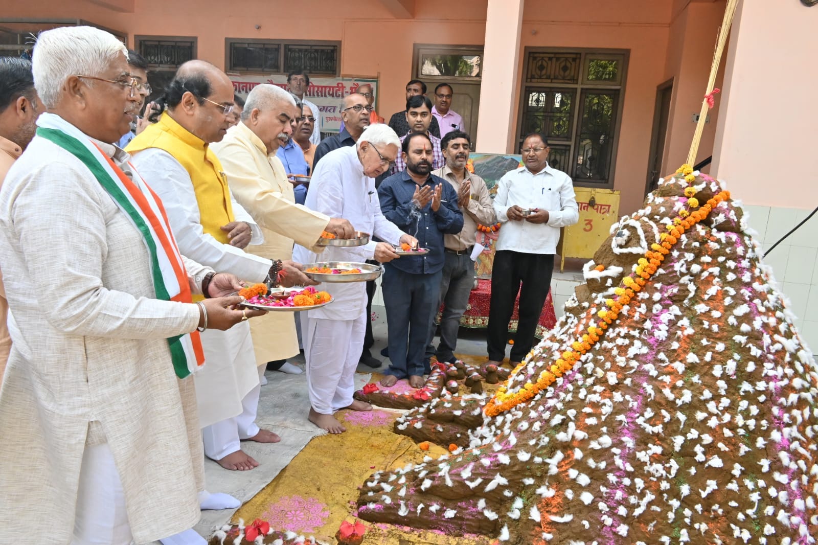 Govardhan Puja 2022, Govardhan is worshiped in homes, 56 dishes are offered to Shri Krishna