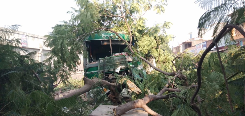 the Janrath bus rammed into a tree uncontrollably in Kanpur