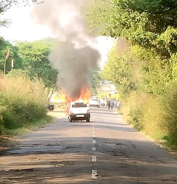 Fire breaks out in moving car near Mochi-Chaubara, couple jumps to save lives