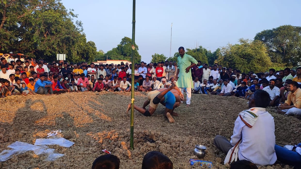 Dheeraj of Banaras won 15 thousand rupees wrestling