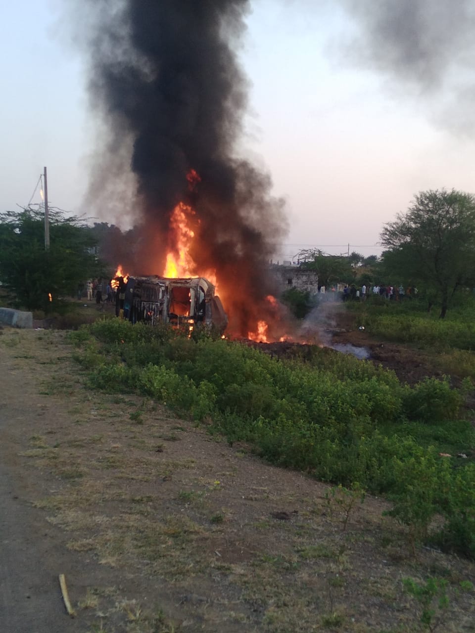 MP News: People were filling diesel from a tanker overturned in Khargone, exploded, two killed, 22 injured